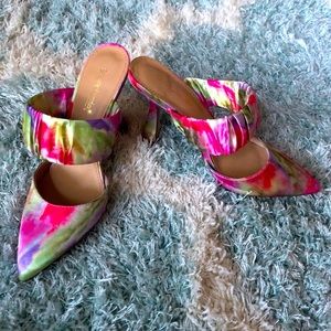 Like New slip on tie dye silk fabric point pumps